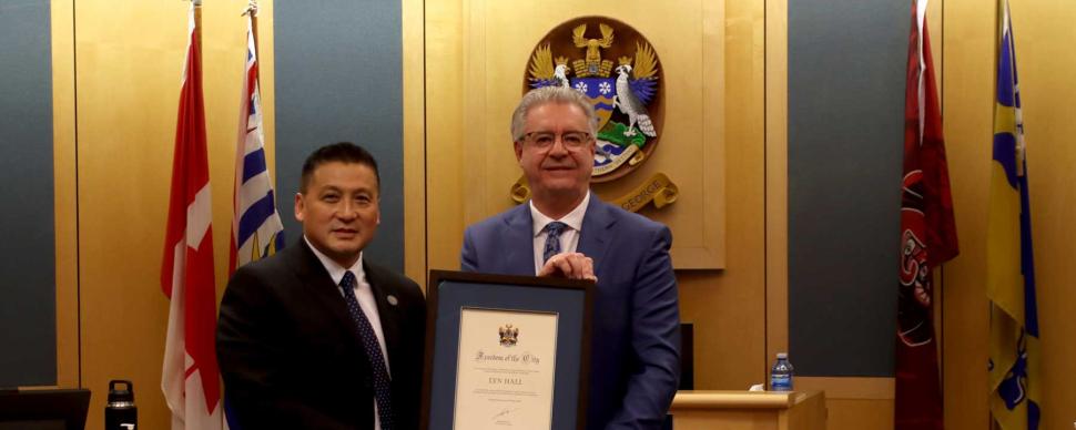 Mayor Simon Yu presenting Lyn Hall with Freedom of the City