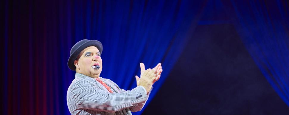 Angelo the Clown clapping his hands.